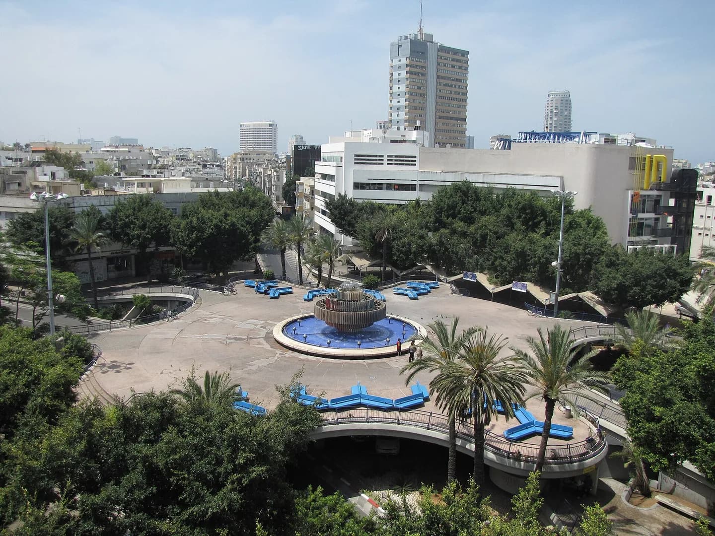 ساحة ديزنغوف ونافورتها