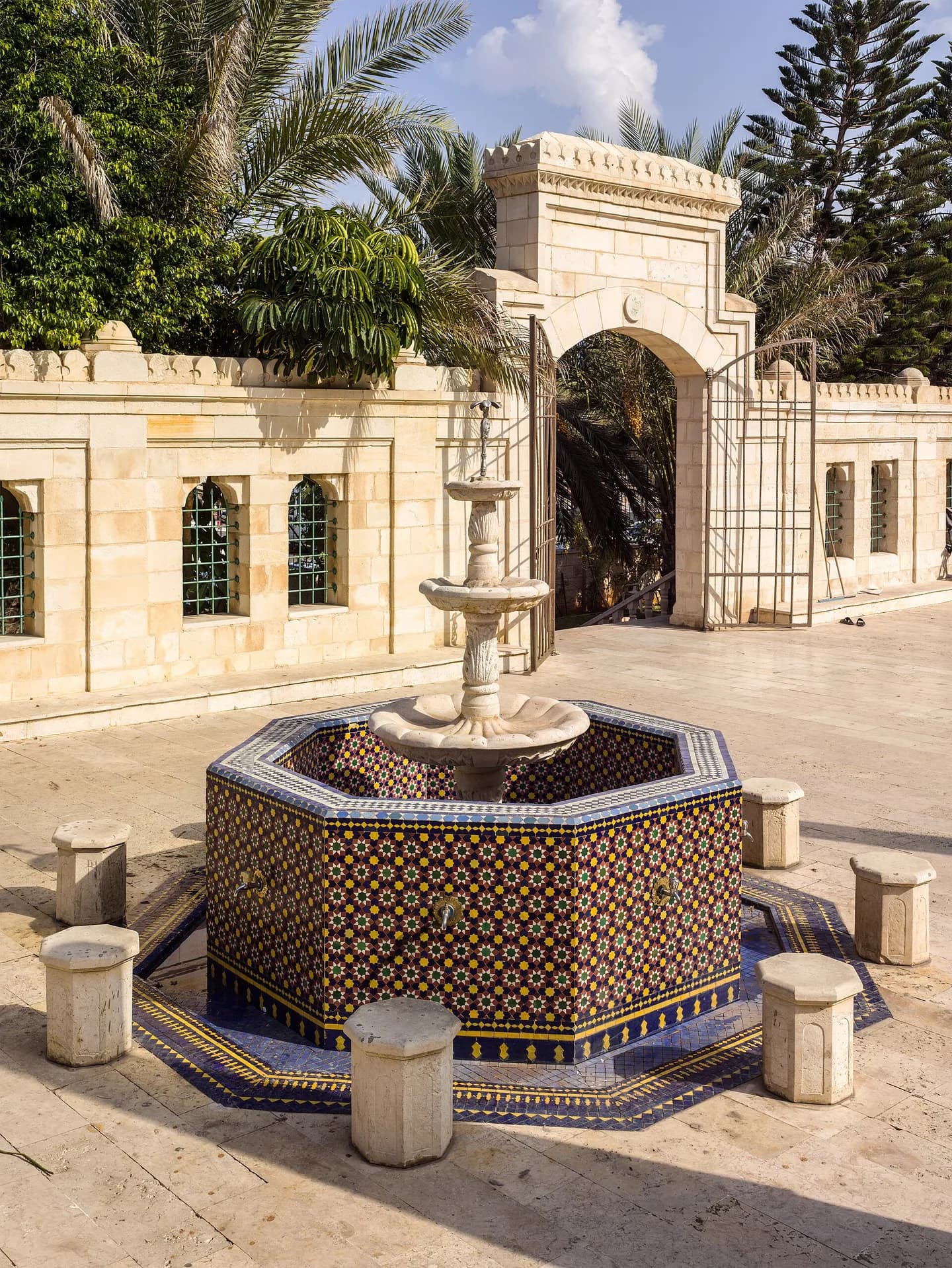 مسجد حسن بك قرب الواجهة البحرية الجنوبية