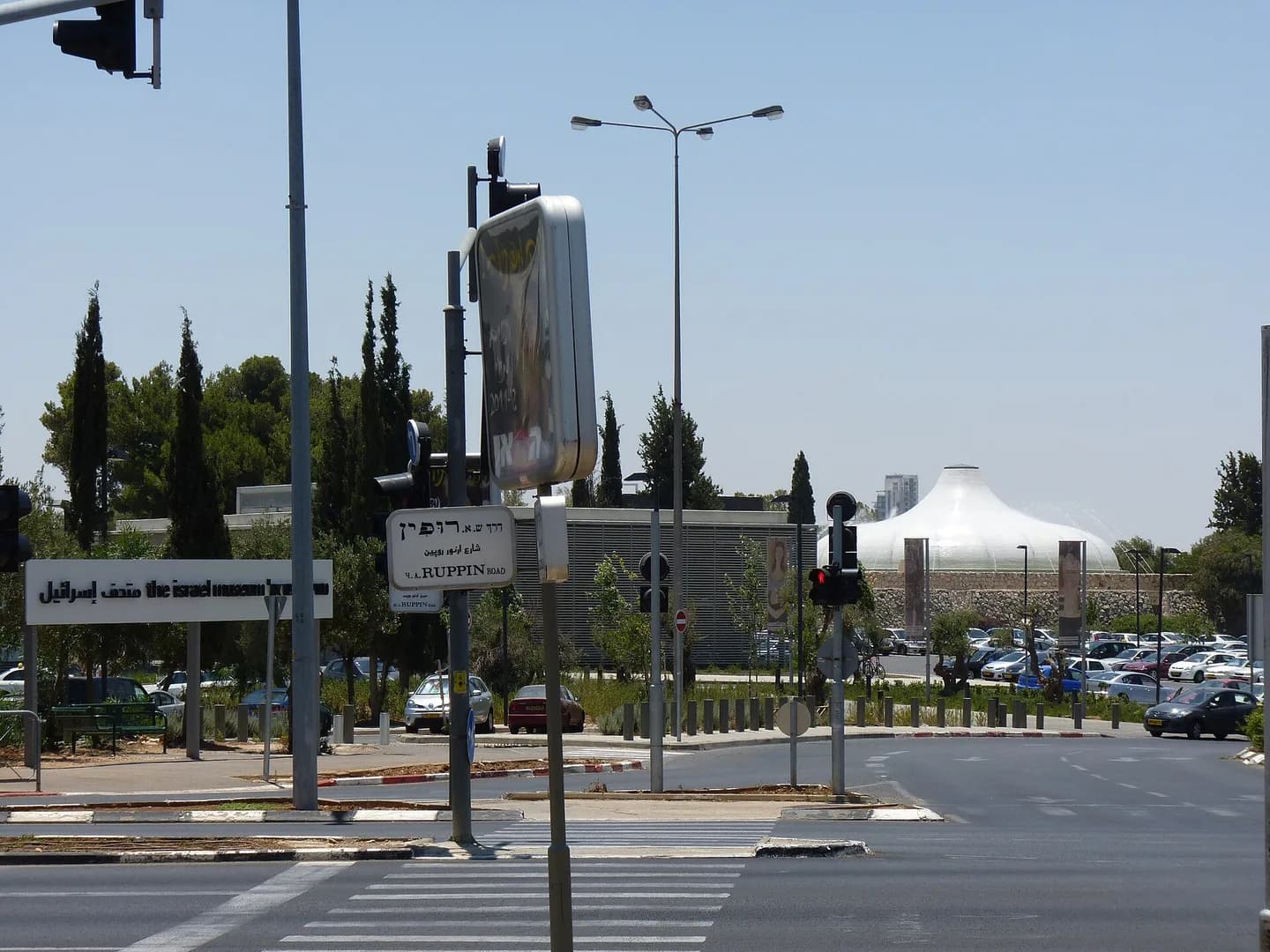 مدخل الزوار إلى متحف إسرائيل
